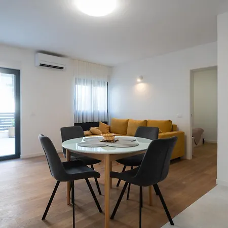 Mali & Veli זאדאר