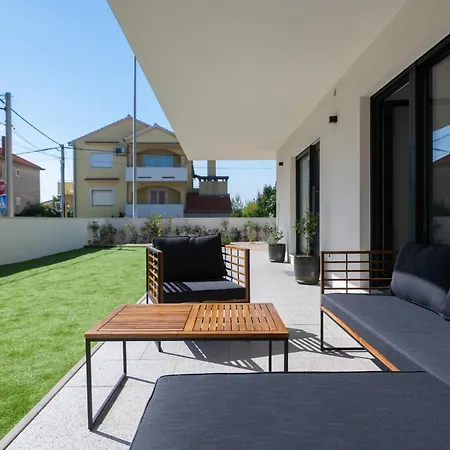 Mali & Veli זאדאר